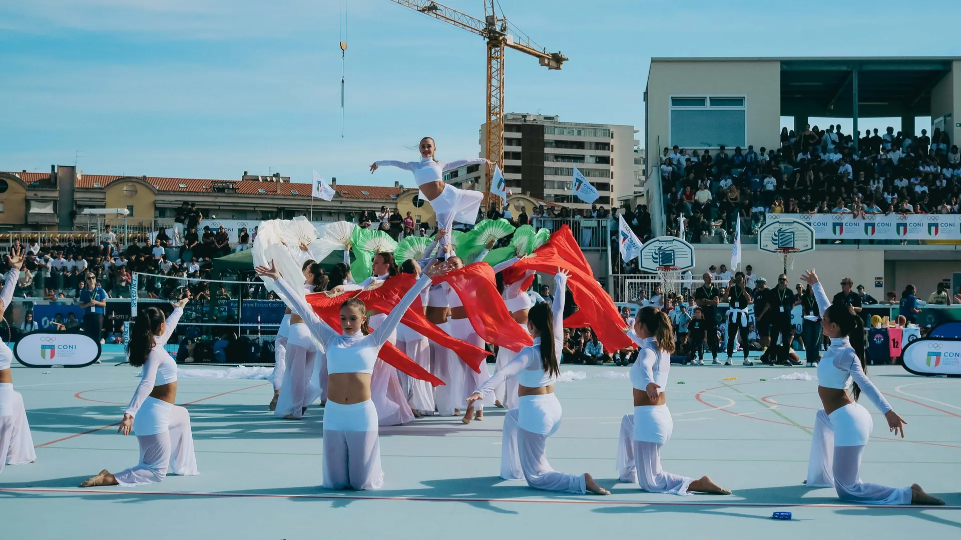 Ginnaste compongono il tricolore nell'esibizione del 2026